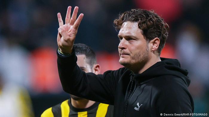 Borussia Dortmunds Trainer Edin Terzic hält nach dem Spiel in Bochum vor den eigenen Fans vier Finger in die Höhe