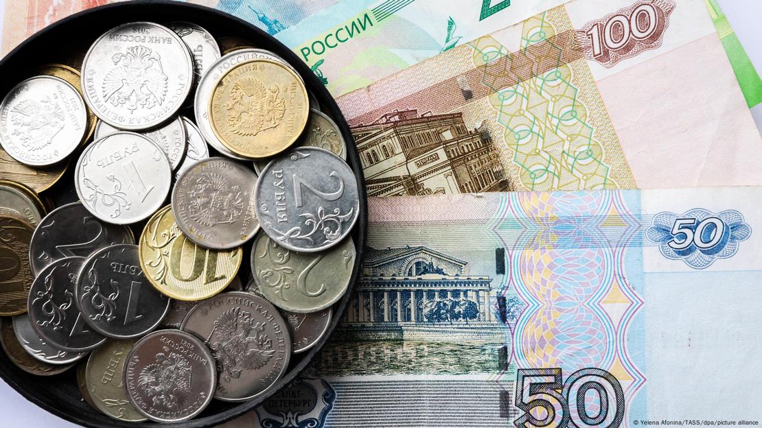 Russia hikes interest rates to stop ruble s fall DW 08 15 2023