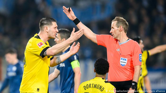Dortmunds Niklas Süle reklamiert während des Spiels in Bochum bei Schiedsrichter Sascha Stegemann