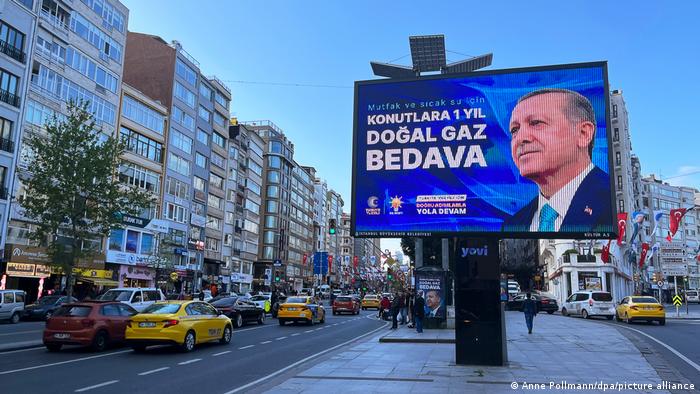 Türkei Istanbul | Wahlplakat von Präsident Erdogan verspricht ein Jahr lang kostenloses Gas für Haushalte