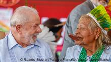 Auf diesem vom brasilianischen Präsidentenamt zur Verfügung gestellten Bild unterhält sich der Kaiapo-Häutpling Raoni Metuktire (r) mit Luiz Inacio Lula da Silva (l), Präsident von Braislien, auf dem Indigenen-Camp Terra Livre. Brasiliens Präsident hat Dekrete zur Einrichtung indigener Schutzgebiete in dem südamerikanischen Land unterzeichnet. +++ dpa-Bildfunk +++