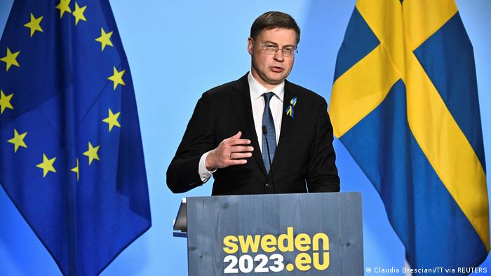 Schweden Stockholm | Treffen europäischer Finanzminister | Valdis Dombrovskis, EU-Kommission, vor den Flaggen der EU und Schwedens