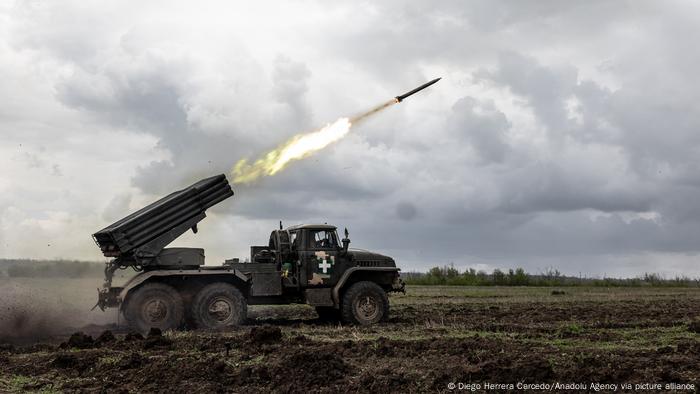 Die ukrainische Armee feuert Raketen in Richtung Bachmut ab