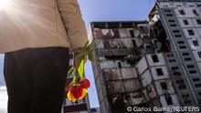 29/04/2023**A local resident walks out of his damaged apartment with belongings after yesterday's missile strike by Russia, in the town of Uman, Cherkasy region, Ukraine April 29, 2023. REUTERS/Carlos Barria 