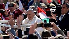 30.4.2023, Budapest****
Pope Francis greets the crowd ahead of a holy mass at the Kossuth Lajos Square during his apostolic journey in Budapest, Hungary, April 30, 2023. REUTERS/Marton Monus??