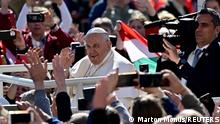 من المجر.. بابا الفاتيكان يطالب بفتح الأبواب أمام المهاجرين