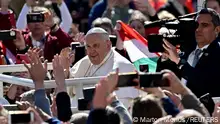 30.4.2023, Budapest****
Pope Francis greets the crowd ahead of a holy mass at the Kossuth Lajos Square during his apostolic journey in Budapest, Hungary, April 30, 2023. REUTERS/Marton Monus??