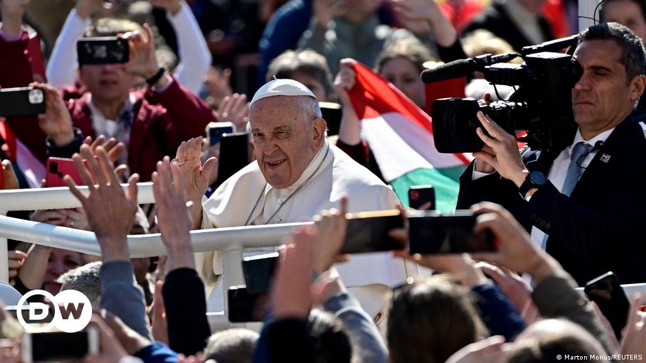 Pope Francis urges unity in final Mass in Hungary