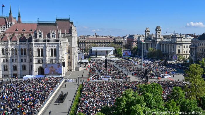Blick auf den Kossuth-Lajos-Platz, auf dem sich zehntausende Menschen für die Heilige Masse von Papst Franziskus versammelt haben