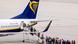 Pasagjerët duke u ngjitur në avionin e Ryanair Pasagjerët duke u ngjitur në avionin e Ryanair