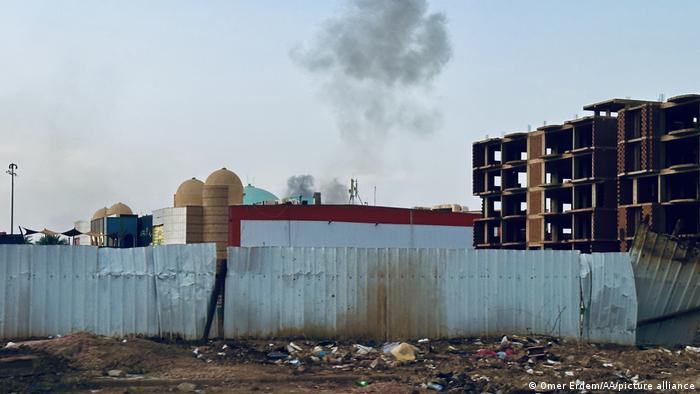 Sudan Konflikt l Kämpfe in Khartum: Rauch steigt über Gebäuden und einem Wellblechzaun in Khartum auf 