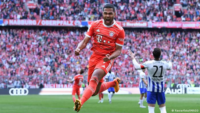 Serge Gnabry vom FC Bayern macht nach seinem Tor gegen Hertha BSC einen Jubelsprung