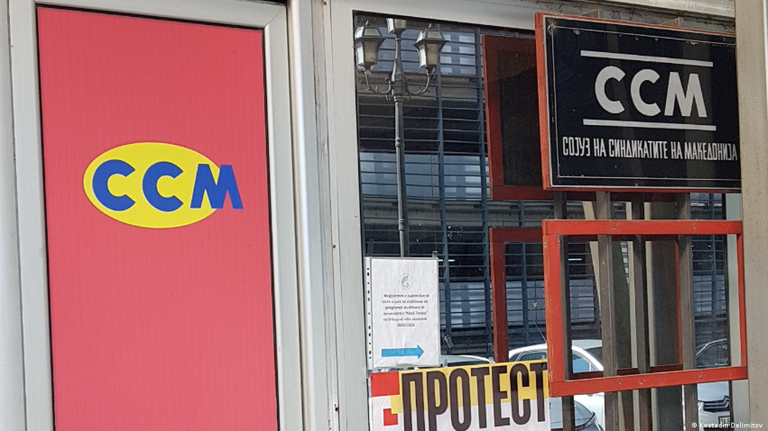 Влезот во зградата седиште на Сојузот на синдикати на Македонија (ССМ). Покрај логото на влезот има натпис на кој пишува протест