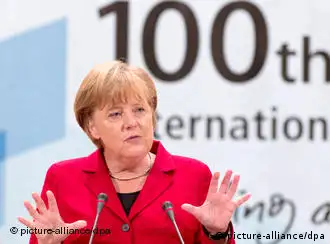 epa02779471 German Chancellor Angela Merkel delivers her statement during the 100th International Labor Organization, ILO, Conference at the European headquarters of the United Nations in Geneva, Switzerland, Tuesday, June 14, 2011. EPA/SALVATORE DI NOLFI (Qualitätswiederholung) +++(c) dpa - Bildfunk+++