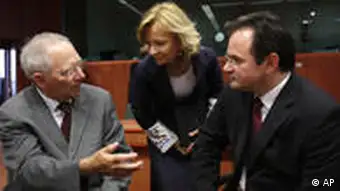 Greek Finance Minister George Papaconstantinou, right, speaks with German Finance Minister Wolfgang Schaeuble, left, and Spanish Finance Minister Elena Salgado during a round table meeting of eurogroup finance ministers at the EU Council building in Brussels, Tuesday, June 14, 2011. Greece's debt rating is slashed to the lowest of any country in the world, leaving a nation that uses the euro and is backed by the European Central Bank less credit-worthy than Pakistan. The prospect of a default that would rock global markets looms large as EU finance ministers meet in Brussels to discuss how much the private sector should pitch in. (Foto:Virginia Mayo/AP/dapd)