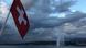 Ženevsko jezero, oblačno nebo, švicarska zastava Ženevsko jezero, oblačno nebo, švicarska zastava
