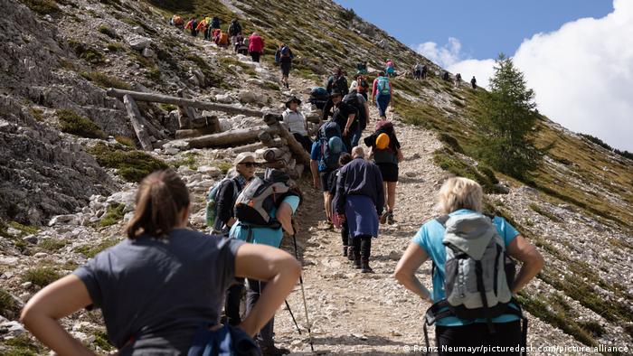 Viele Wanderer laufen auf den Sextner Dolomiten, Südtirol