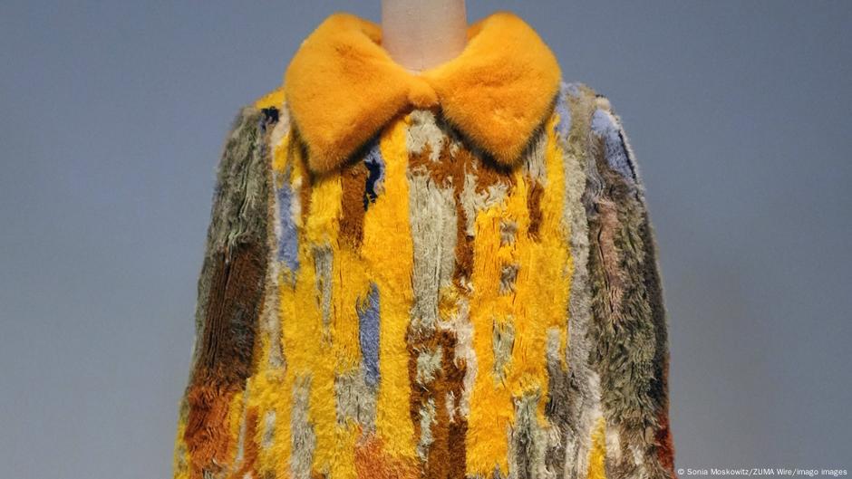 Ein braun-weiß-gelber Pullover mit großem, flauschigem Kragen in dunklem Gelb des Designers Karl Lagerfeld ist in einer Ausstellung des MET in New York zu sehen.