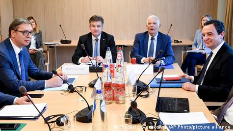 Kryeministri i Kosovës Albin Kurti, presidenti serb Aleksandar Vuciq dhe ish-ndërmjetësit europianë të dialogut mes Kosovës dhe Serbisë duke biseduar në tryezë. Kryeministri i Kosovës Albin Kurti, presidenti serb Aleksandar Vuciq dhe ish-ndërmjetësit europianë të dialogut mes Kosovës dhe Serbisë duke biseduar në tryezë.