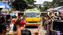 TOPSHOT - Relatives gather around a bus carrying prisoners being released outside the Insein prison in Yangon on April 17, 2023. - Myanmar's junta on April 17, 2023 began releasing more than 3,000 prisoners to mark the Buddhist New Year, without specifying whether those jailed in its bloody crackdown on dissent would be freed. (Photo by AFP)
