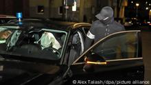 Ein Polizist steigt während einer Razzia in ein Auto in dem eine festgenommene Person sitzt. Mit einem Großeinsatz in mehreren Bundesländern ist die Polizei am Mittwoch gegen Mitglieder der italienischen Mafia 'Ndrangheta vorgegangen. Deutschlandweit waren mehr als 1000 Beamtinnen und Beamte im Einsatz, darunter auch Spezialkräfte. (zu dpa Über 1000 Beamte im Einsatz: Schlag gegen 'Ndrangheta in Deutschland) +++ dpa-Bildfunk +++