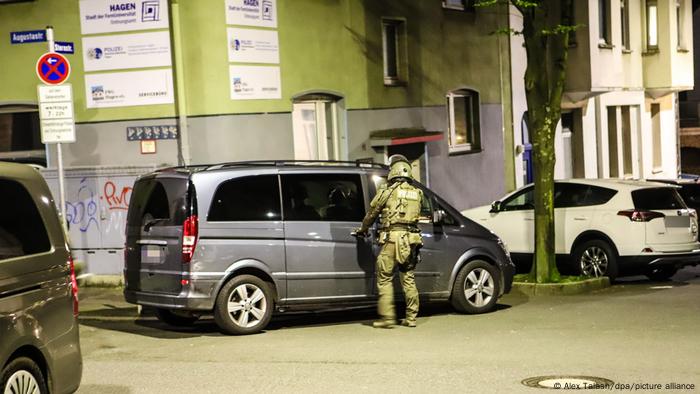 Eine Einsatzkraft vor einem großen Wagen