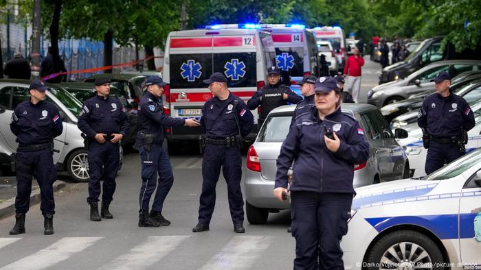 Polizisten und viele Rettungswagen in einer Straße Polizisten und viele Rettungswagen in einer Straße