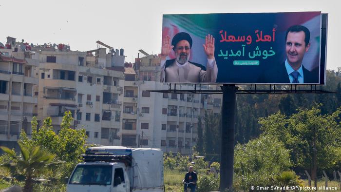 Syrien l Irans Präsident Raisi zum Staatsbesuch in Syrien l Plakat mit Raisi und Assad