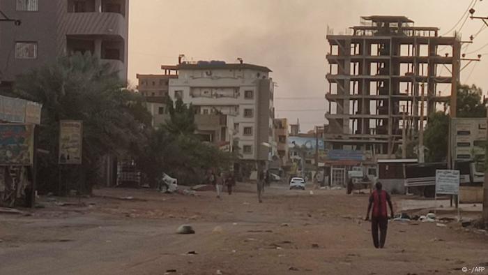 Calles vacías y destrucción en Jartum