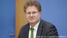 Patrick Graichen, Staatssekretaer im BMWK, in der Bundespressekonferenz bei der Vorstellung Anpassung von Energie-Gesetzen im Osterpaket des BMWK vor. Berlin Deutschland *** Patrick Graichen, State Secretary in the BMWK, in the Federal Press Conference at the presentation of adjustment of energy laws in the Easter package of the BMWK before Berlin Germany Copyright: xThomasxImox