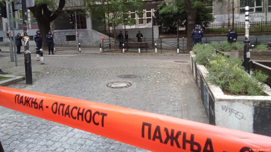Beograd, maj 2023: Policija blokira ulicu ispred osnovne škole Vladislav Ribnikar u kojoj se dogodilo stravično masovno ubistvo