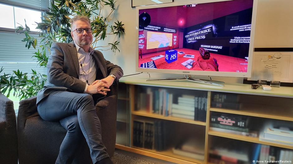 Antero Mukka, Chefredakteur der finnischen Zeitung Helsingin Sanomat, im Büro vor einem Bildschirm, der einen Ausschnitt aus dem Spiel Counter-Strike zeigt 