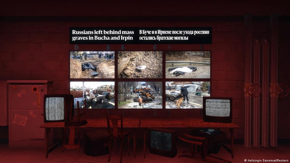Screenshot der Counter-Strike-Map de_voyna zeigt Bildschirme in einem Kellerraum, die Bilder der Massengräber von Butscha und Irpin zeigen