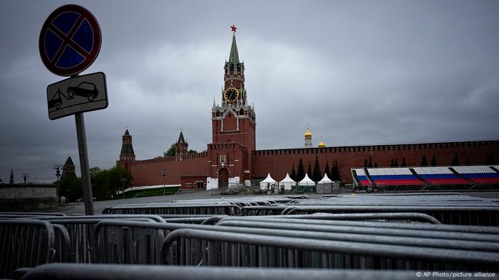Se ven vallas listas agrupadas listas para ser desplegadas y una señal de prohibido aparcar, con el Kremlin al fondo.