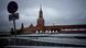 Se ven vallas listas agrupadas listas para ser desplegadas y una señal de prohibido aparcar, con el Kremlin al fondo. Se ven vallas listas agrupadas listas para ser desplegadas y una señal de prohibido aparcar, con el Kremlin al fondo.