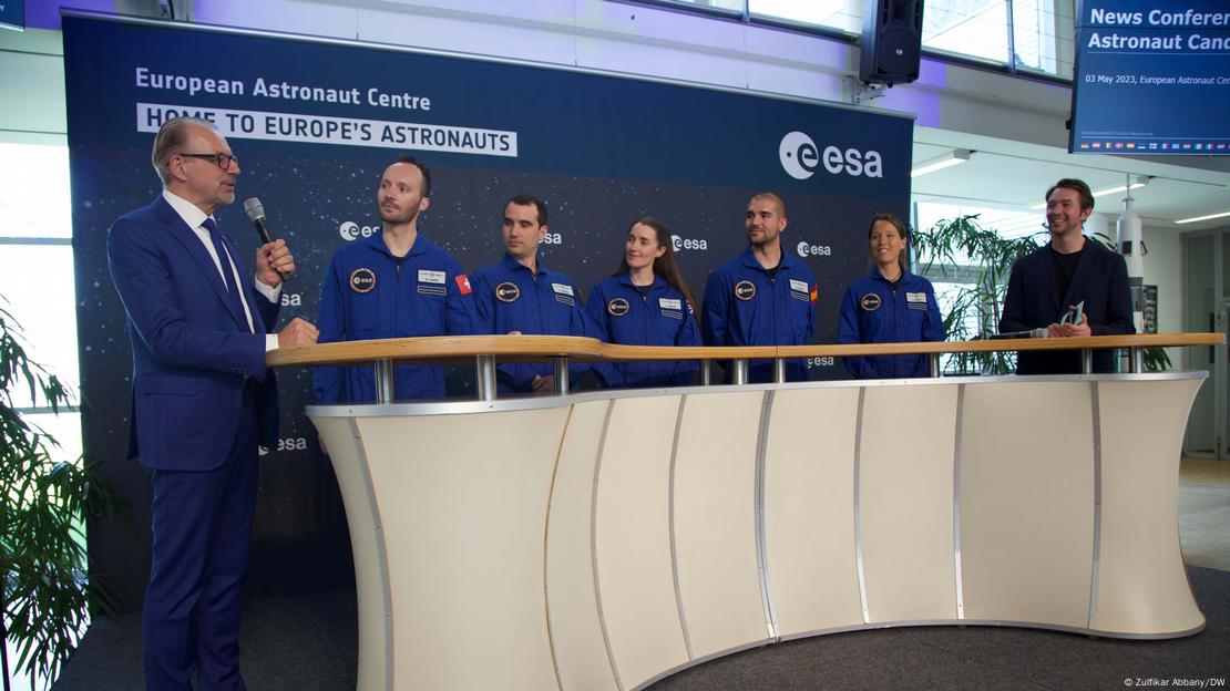 New European Space Agency (ESA) astronauts begin their training. (from left to right: Josef Aschbacher - Director General of the European Space Agency, Marco Sieber, Raphaël Liégeois, Rosemary COOGAN, Pablo Alvarez, Sophie Adenot)