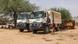 Zwei WFP- Lastwagen stehen nebeneinander auf staubigem Boden Zwei WFP- Lastwagen stehen nebeneinander auf staubigem Boden