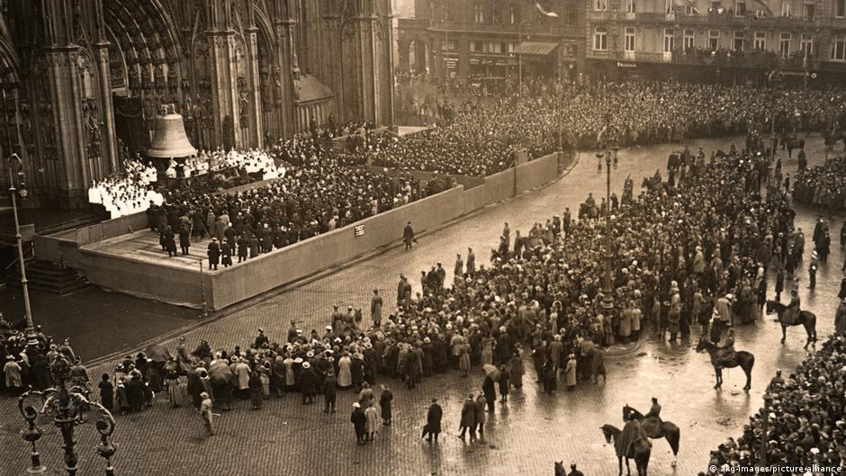 Keln: Narod se okupio ispred katedrale 5. maja 1923. kada je osvećeno novo zvono - debeli Piter, jedno od najvećih zvona na svetu i danas. Staro 