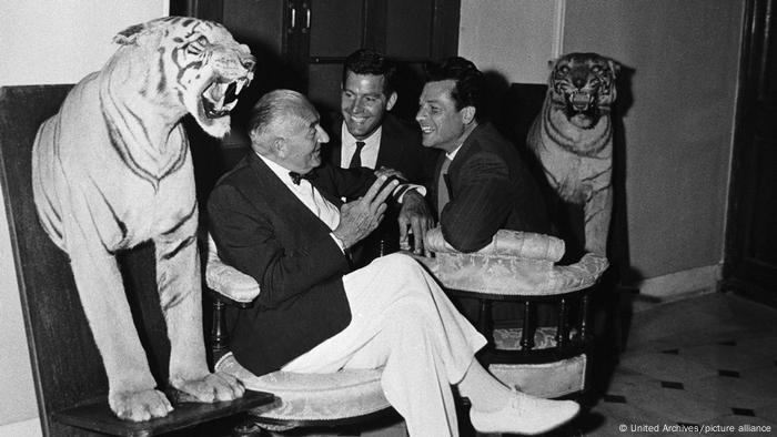 Frotz Lang. Paul Hubschmid und Walter Reyer , neben ihnen stehen ausgestopfte Tiger Frotz Lang. Paul Hubschmid und Walter Reyer , neben ihnen stehen ausgestopfte Tiger