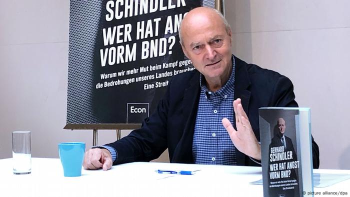 Der ehemaliger BND-Präsident Gerhard Schindler sitzt an einem Tisch vor einem Plakat mit dem Titel seines Buches, Wer hat Angst vorm BND