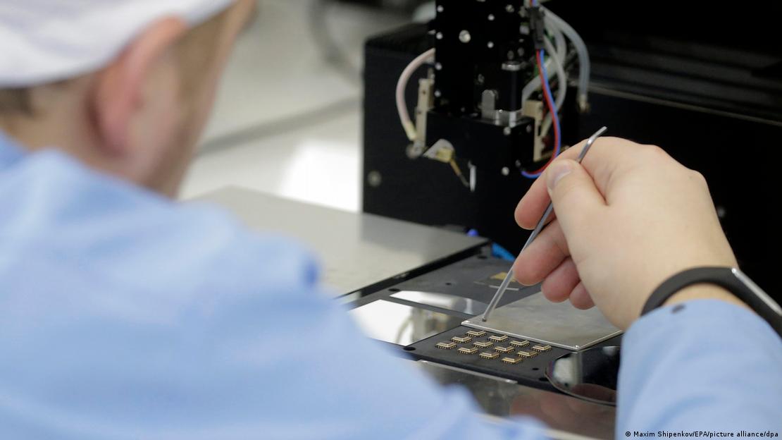 Un trabajador en un laboratorio en Moscú.