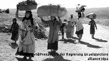 ARCHIV - HANDOUT - 14.05.1948, Israel, Aufnahmeort unbekannt: Araber fliehen mit all den Habseligkeiten, die sie tragen konnten, während des israelischen Unabhängigkeitskrieges aus Galiläa in den Libanon. +++ dpa-Bildfunk +++