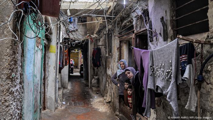 Frauen in einer Gasse in einem palästinensischen Flüchtlingslager Frauen in einer Gasse in einem palästinensischen Flüchtlingslager