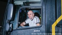 Lastkraftwagenfahrer David aus Georgien sitzt in seinem LKW auf der Autobahnraststätte Garbsen Nord. Lastkraftwagenfahrer erwischt der Wintereinbruch besonders hart, sie müssen bei Temperaturen um die -15 Grad auf überfüllten Autobahnraststätten übernachten. Die meisten Autobahn Gaststätten sind wegen des Corona Lockdown geschlossen, dazu kommen lange Staus wegen Glätte und Schneeverwehungen.