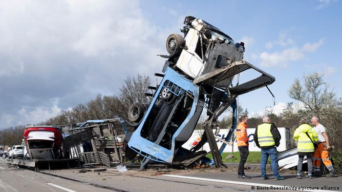 Gefährlicher Job: Unfall mit Autotransporter auf der A3