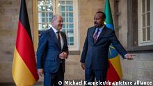 Bundeskanzler Olaf Scholz (SPD), wird von Abiy Ahmed, Ministerpräsident von Äthiopien im Amtssitz begrüßt. Auf der zweiten große Afrika-Reise des Kanzlers seit seinem Amtsantritt steht ein Besuch bei der Afrikanische Union in Äthiopien und ein Besuch in Kenia auf dem Programm +++ dpa-Bildfunk +++