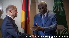 Bundeskanzler Olaf Scholz (SPD, l), steht neben Mousa Faki Mahamat, Vorsitzender der Kommission der Afrikanischen Union vor Beginn eines bilateralen Gesprächs. Auf der zweiten großen Afrika-Reise des Kanzlers seit seinem Amtsantritt steht ein Besuch bei der Afrikanischen Union in Äthiopien und ein Besuch in Kenia auf dem Programm.