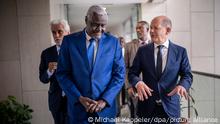 Bundeskanzler Olaf Scholz (SPD), steht neben Mousa Faki Mahamat, Vorsitzender der Kommission der Afrikanischen Union, vor Beginn eines bilateralen Gesprächs. Auf der zweiten große Afrika-Reise des Kanzlers seit seinem Amtsantritt steht ein Besuch bei der Afrikanische Union in Äthiopien und ein Besuch in Kenia auf dem Programm +++ dpa-Bildfunk +++