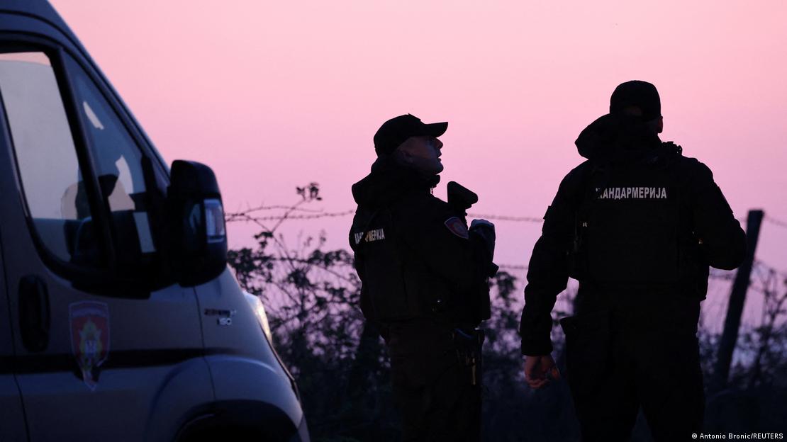 Fotografi e turbullot ku shihen siluetat e dy policëve të Serbisë