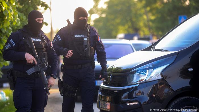 Policiais na cidade de Dubona, um dos palcos do segundo massacre em dias na Sérvia